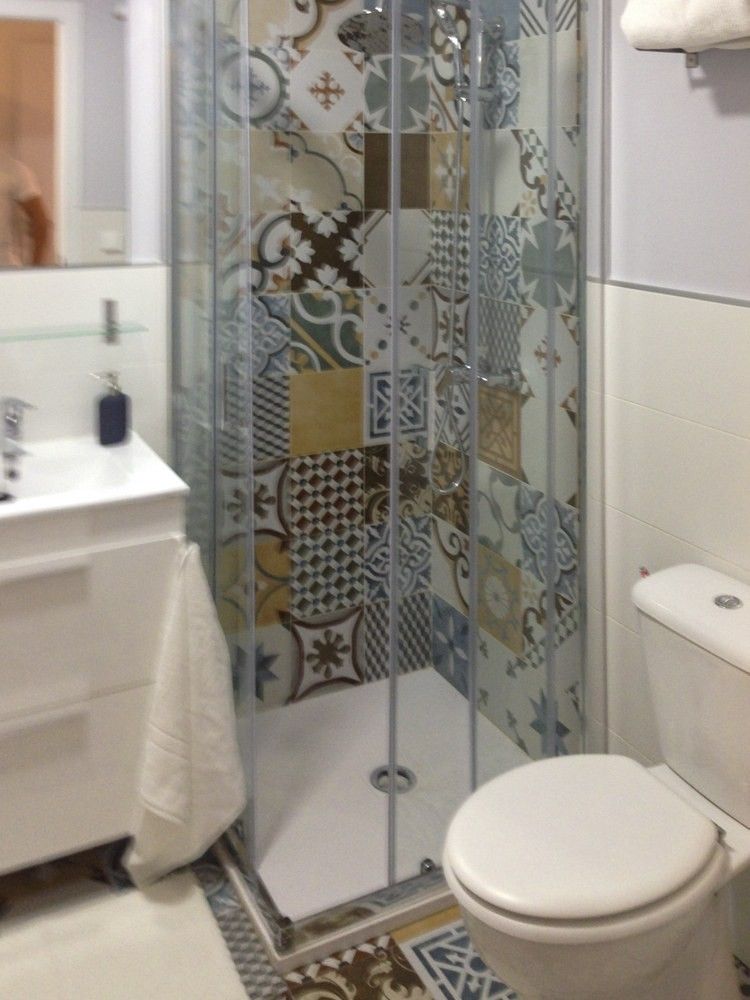 Ducha revestida con azulejo hidráulico patchwork en calle Janini