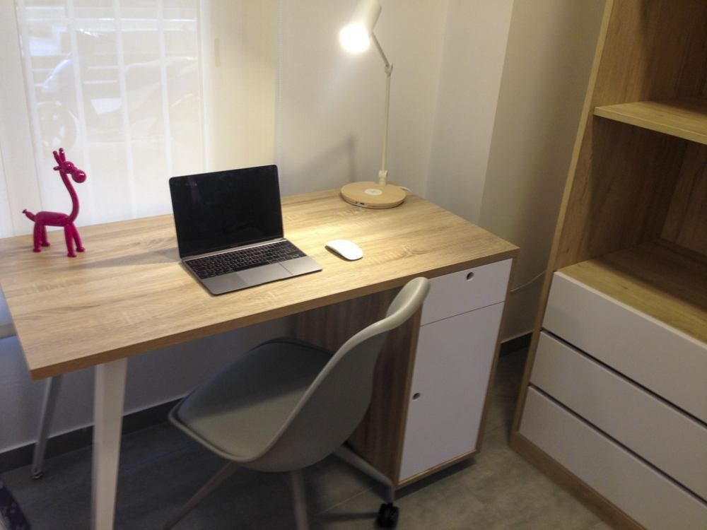 Zona de estudio con escritorio de madera y cajonera blanca