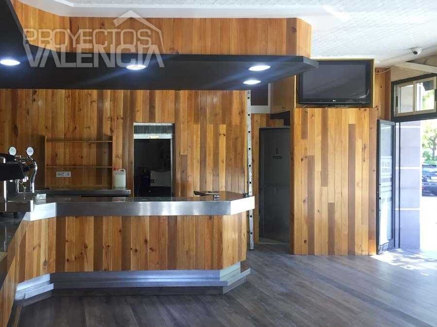 Barra de bar revestida de madera de pino con encimera de acero inoxidable