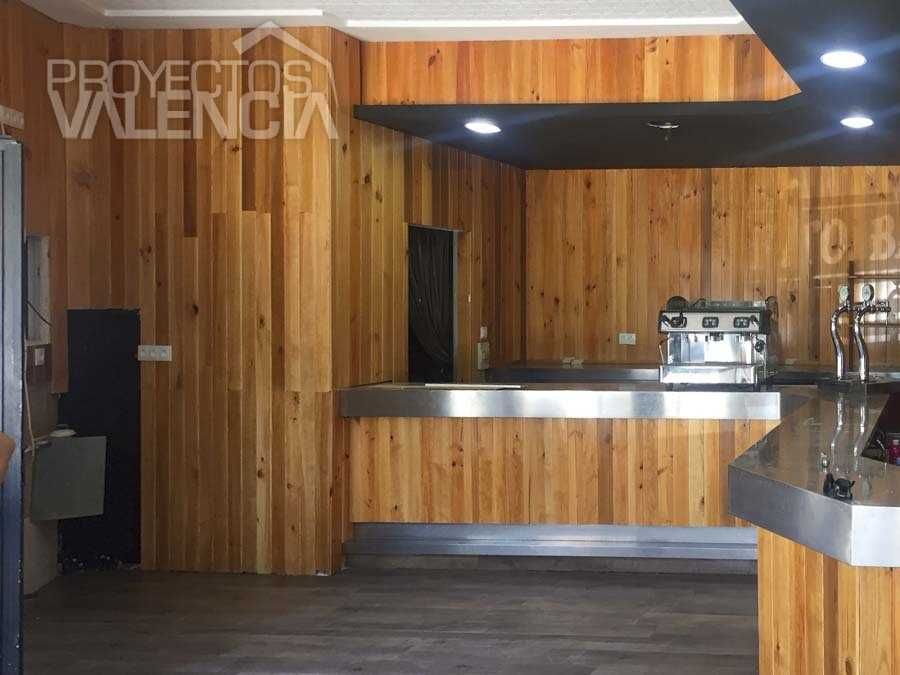Barra con cafetera y paredes de pino natural en el bar Fito de Valencia