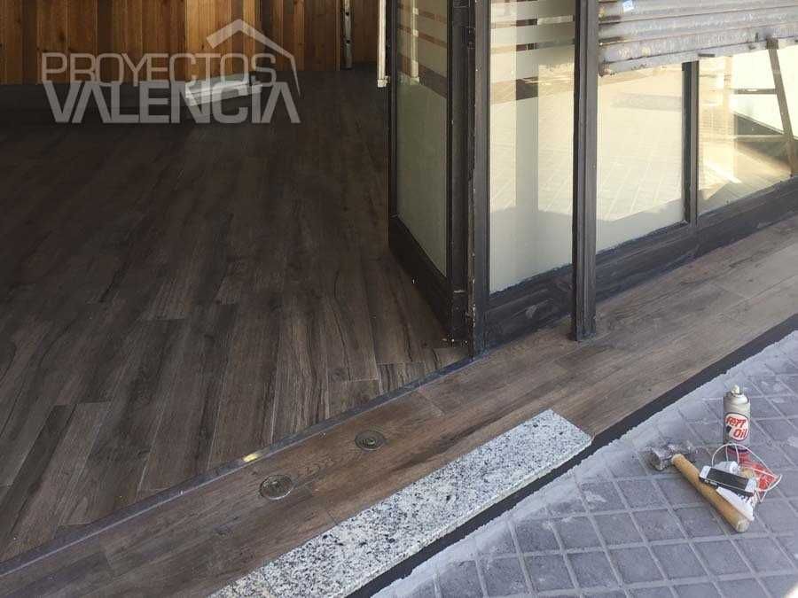 Umbral de la entrada del bar durante la obra con el suelo ya colocado
