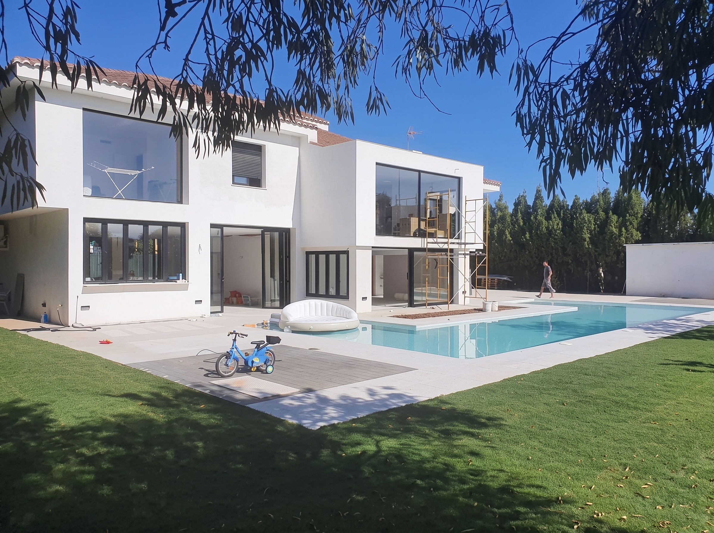 Chalet reformado con fachada blanca, piscina y jardín en Canet d’En Berenguer
