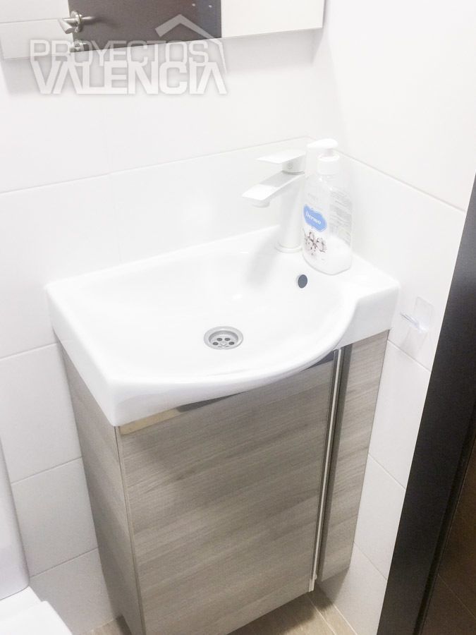 Lavabo compacto con mueble bajo en aseo de clínica en Valencia