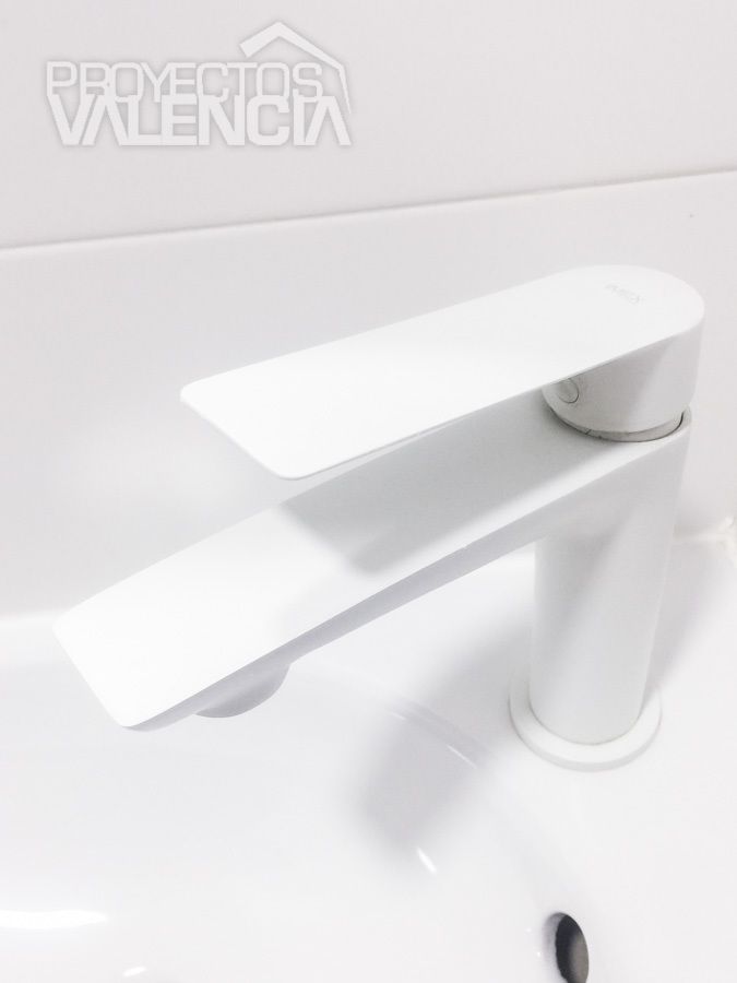 Grifo blanco de caño plano en el aseo de la clínica dental