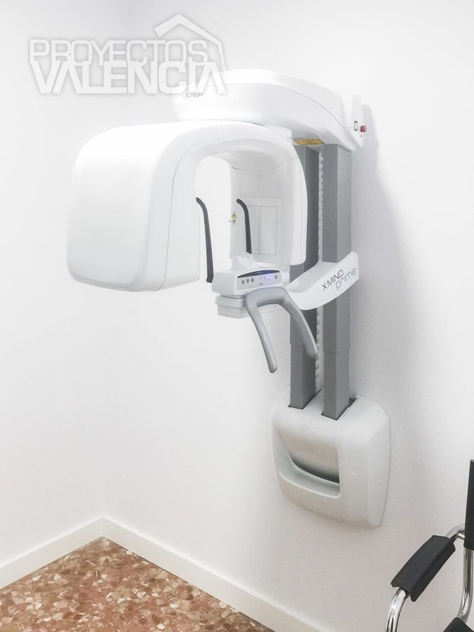 Ortopantomógrafo instalado en la sala de rayos de la clínica dental