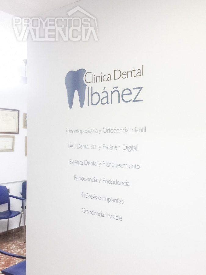 Pared con logotipo y servicios rotulados de la Clínica Dental Ibáñez
