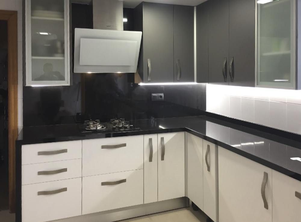 Cocina en L blanca y gris con encimera negra en avenida de Francia