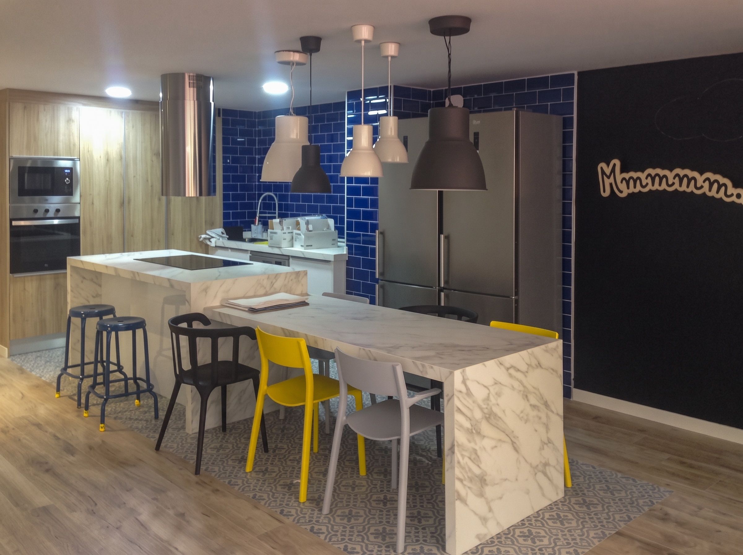 Cocina abierta con isla y azulejo azul cobalto en dúplex de Blasco Ibáñez