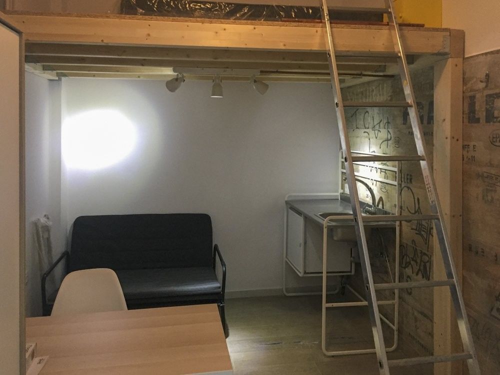 Estudio con altillo de madera y sofá en la calle Pobla de Farnals