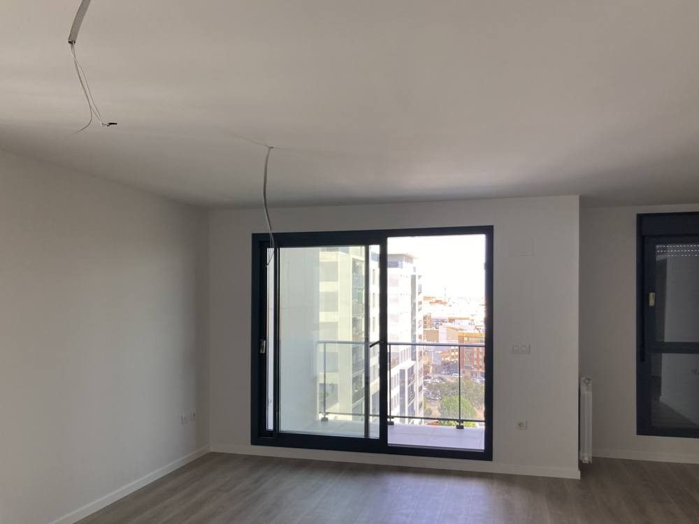 Salón con balconera antracita y suelo imitación madera gris en calle Maestro Rodrigo