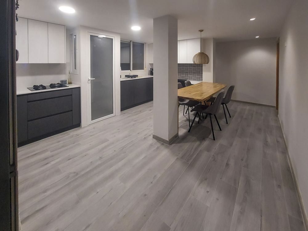 Cocina-comedor con mesa larga de madera en piso de Patraix