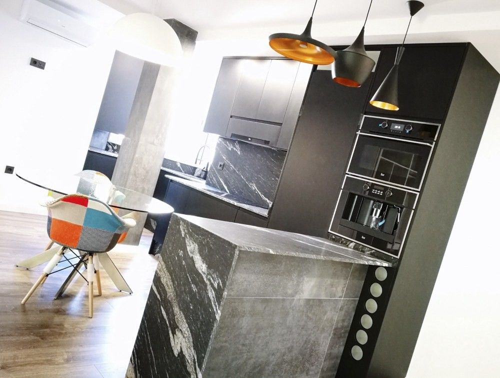 Cocina negra con isla de porcelánico imitación mármol negro en Cullera