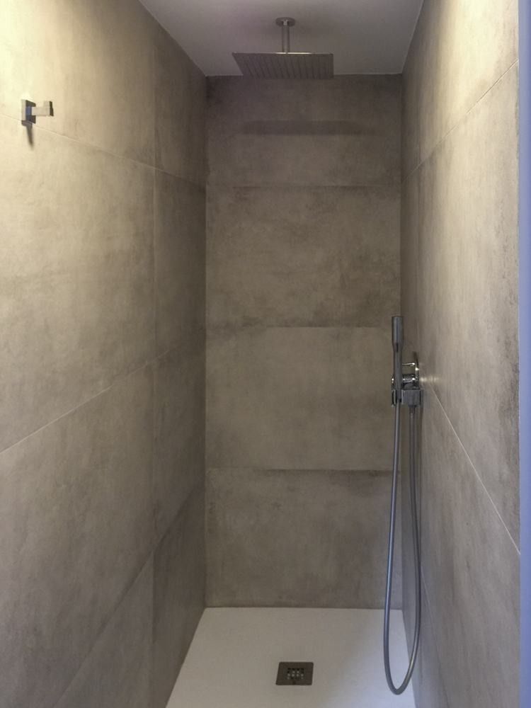 Ducha a ras de suelo revestida de porcelánico gris