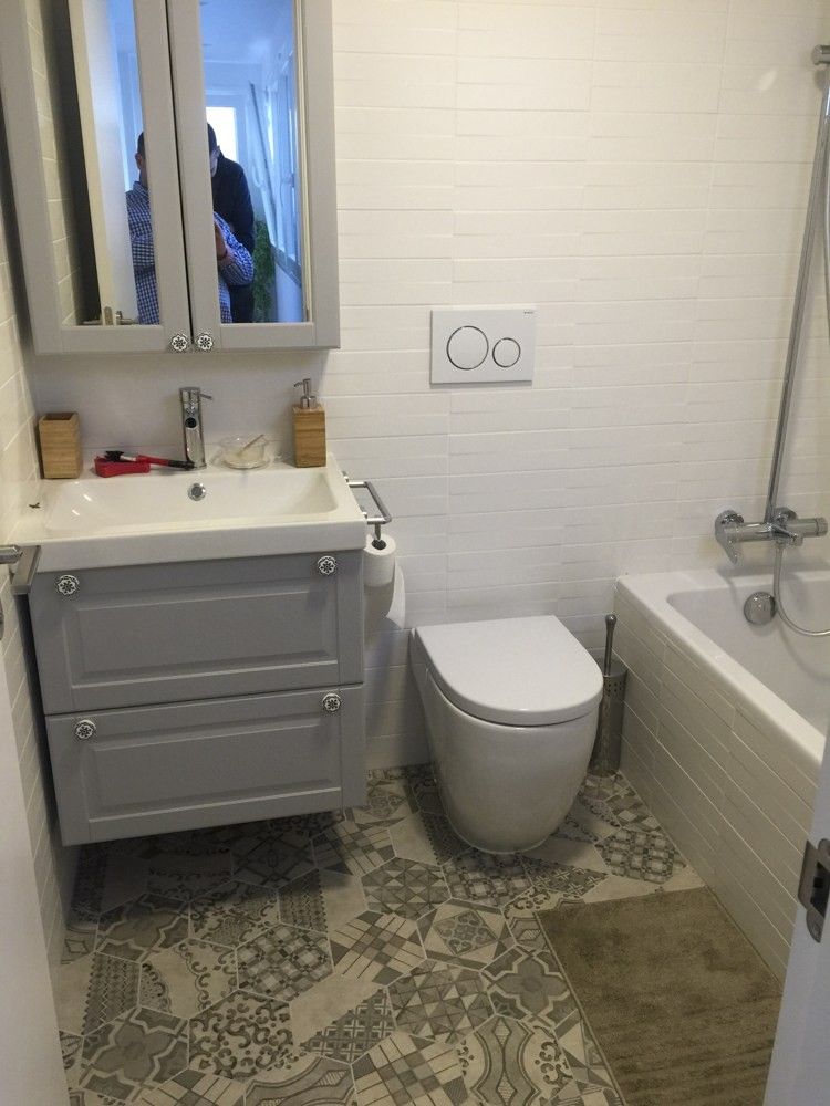 Segundo baño con mueble gris, inodoro y bañera