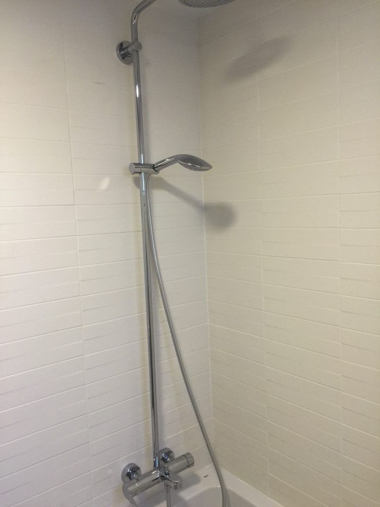 Bañera con ducha y azulejo blanco rectangular en el centro de Valencia