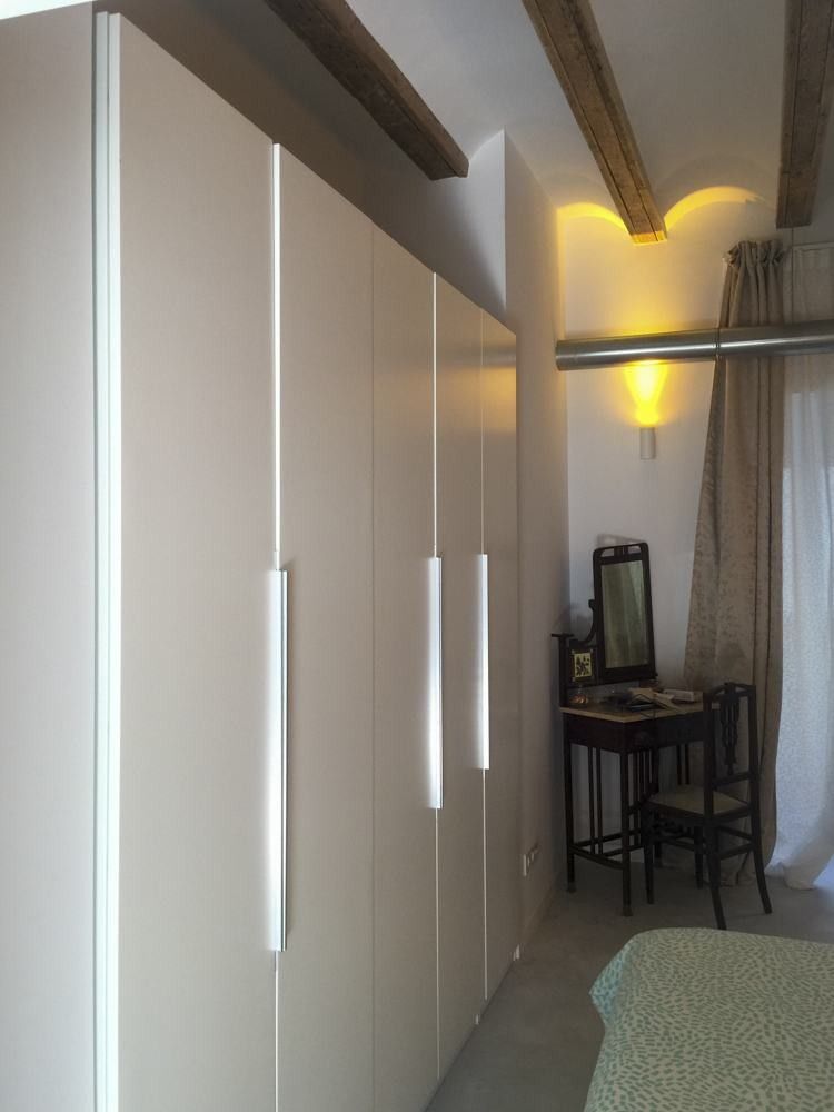 Dormitorio con armario empotrado blanco y tocador antiguo