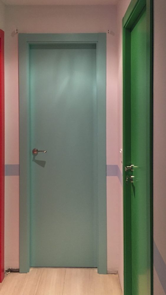 Puertas de paso pintadas en verde agua, verde y rosa en el vestíbulo