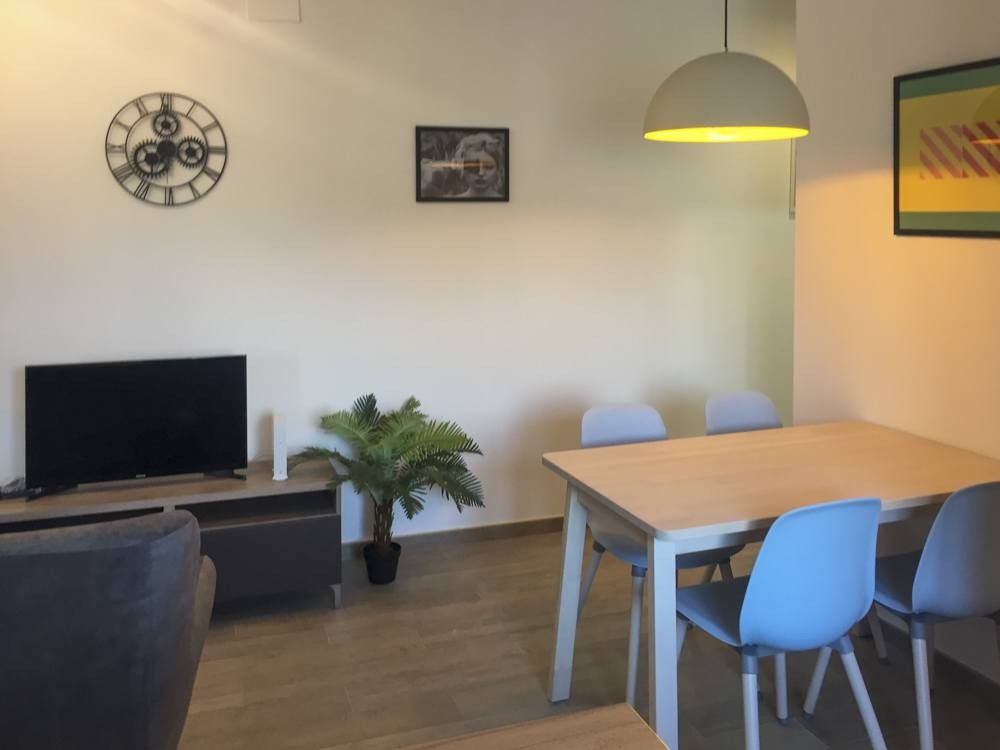 Salón con mueble de televisión y comedor en piso de calle Yecla