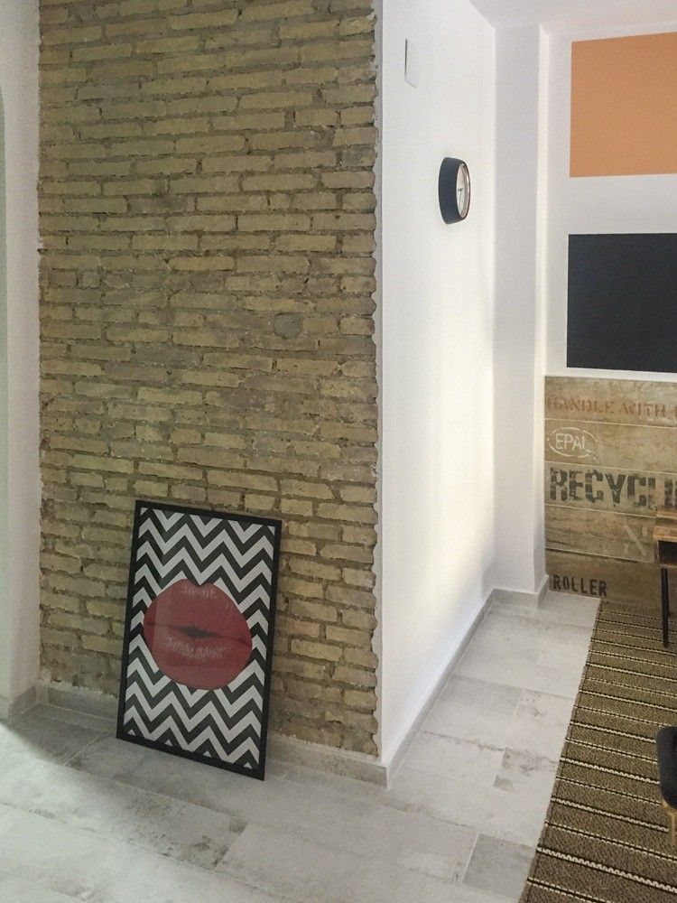 Paño de ladrillo macizo visto con lámina decorativa en Valencia