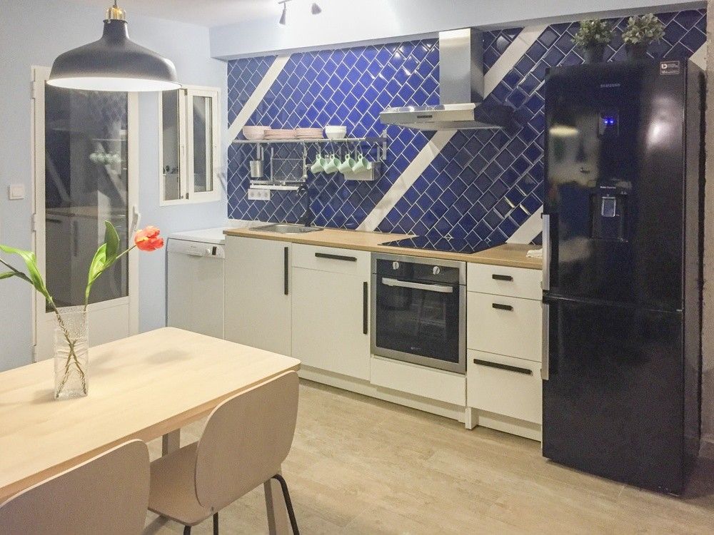 Cocina abierta con azulejo azul cobalto en diagonal en calle Ramiro de Maeztu