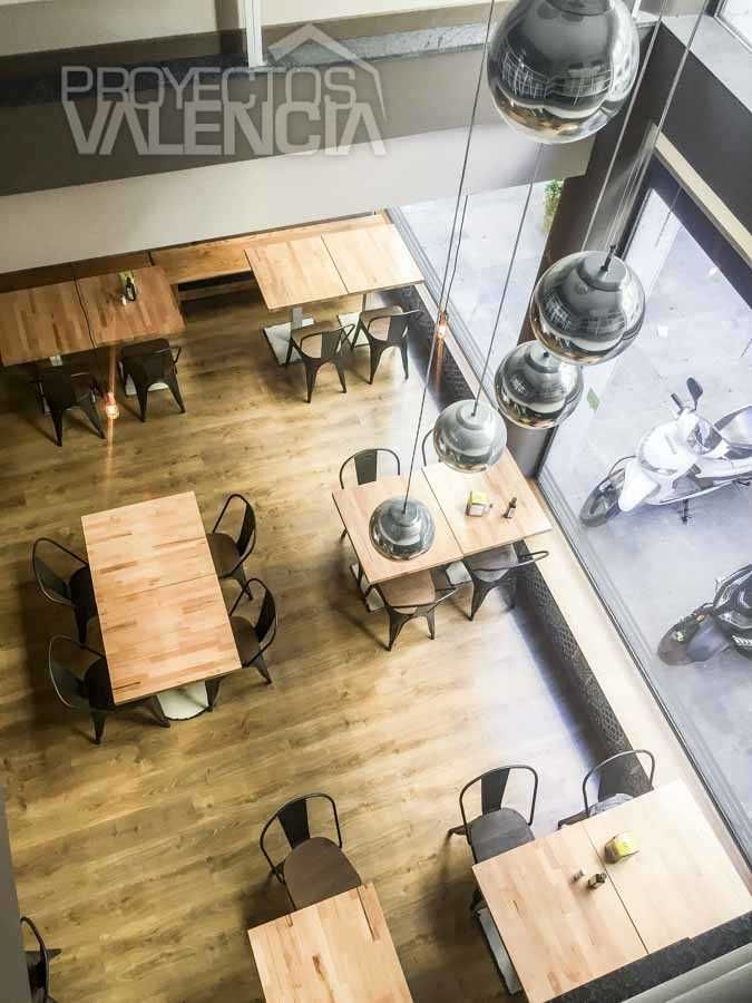 Comedor visto desde el altillo con lámpara de bolas cromadas
