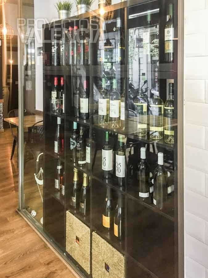 Vinoteca acristalada con botellas de vino en el restaurante Fusión