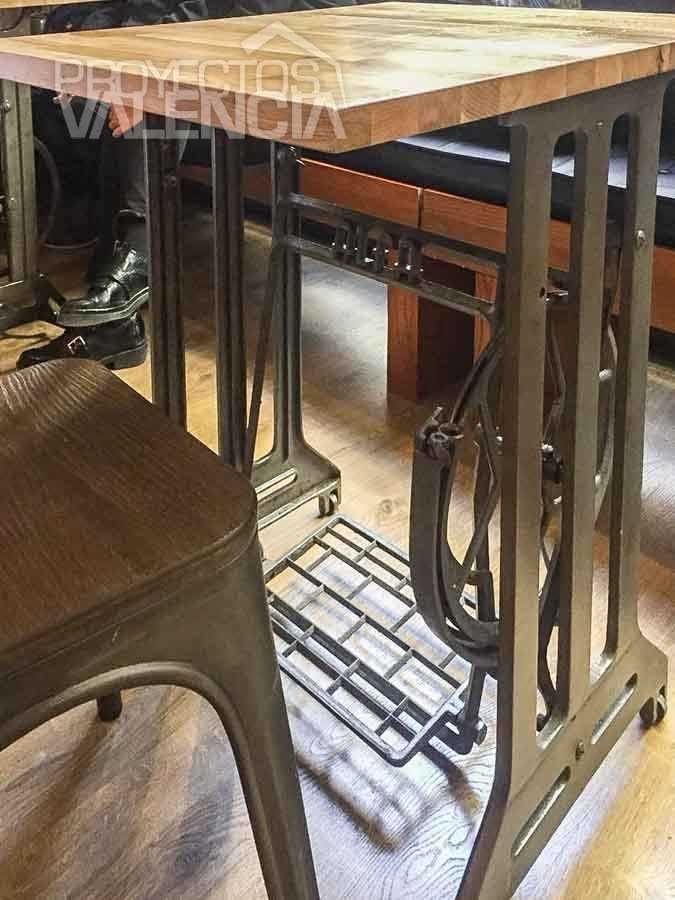 Mesa sobre pie de forja de máquina de coser antigua