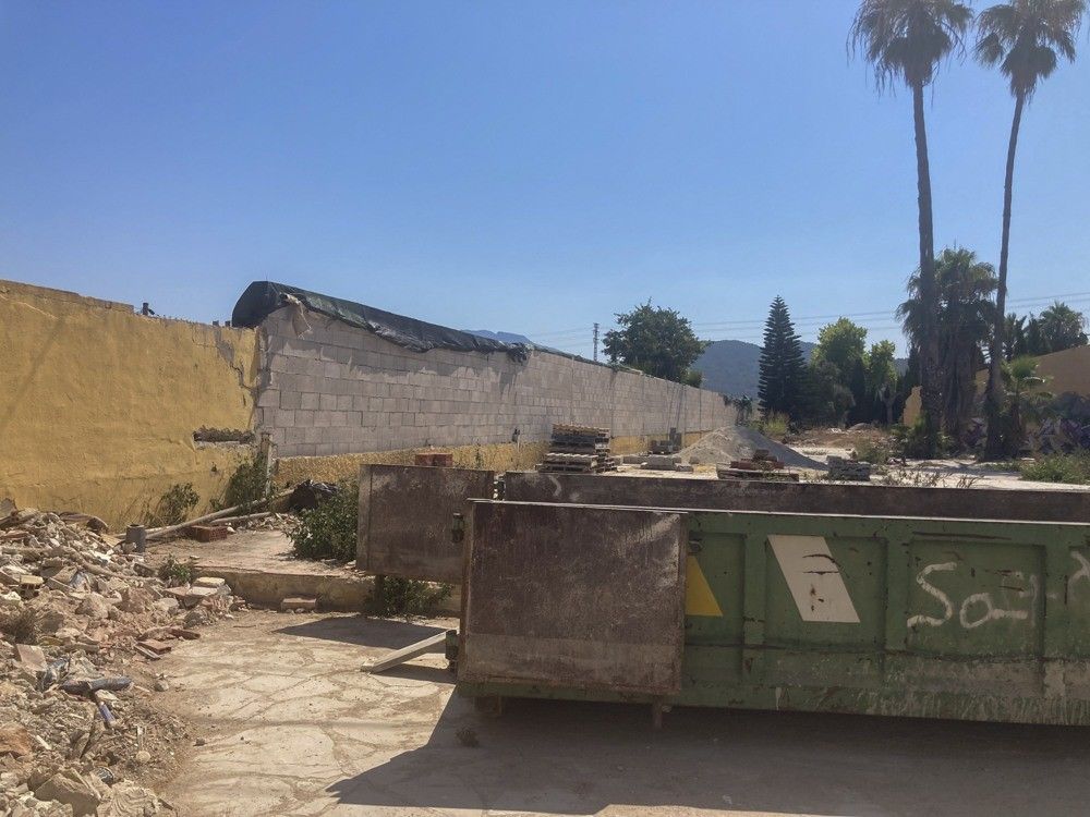 Contenedor de escombros en la finca durante los trabajos de rehabilitación