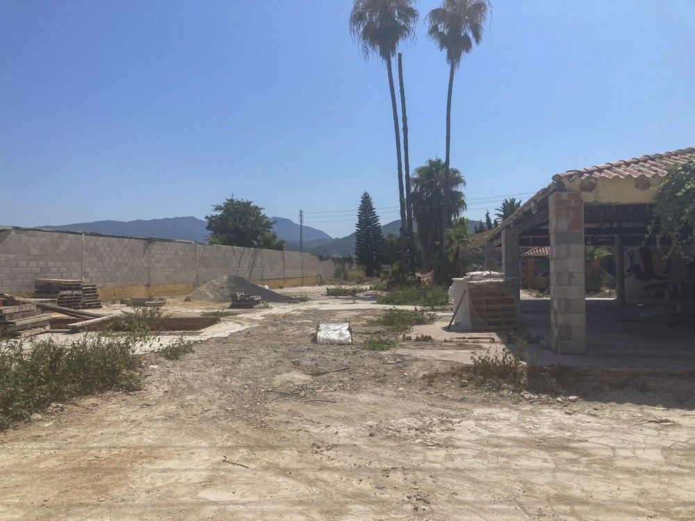 Terreno de la finca antes de crear el jardín y la piscina