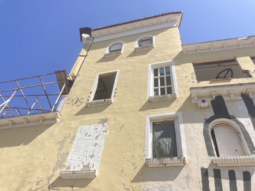 Fachada amarilla de la casa de campo en mal estado antes de la obra