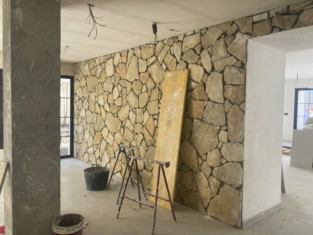 Muro de mampostería de piedra recuperado durante la rehabilitación