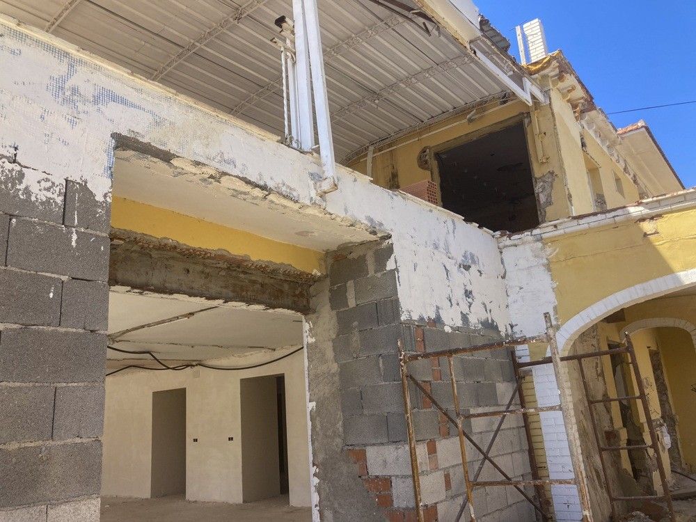 Huecos nuevos y fábrica de bloque durante la reconstrucción interior