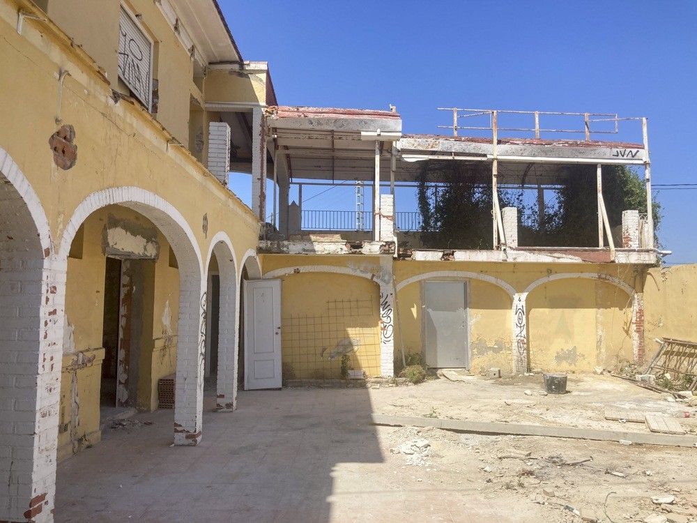 Patio con arcos y fachadas en plena demolición de la casa de campo